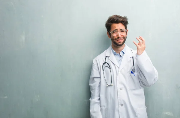 Jovem Médico Amigável Homem Contra Uma Parede Grunge Com Espaço — Fotografia de Stock