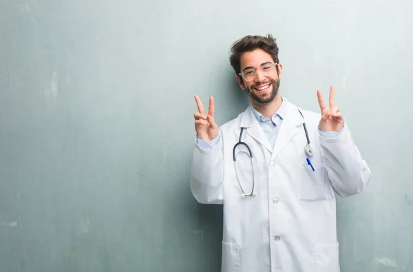 Fiatal Barátságos Orvos Ember Egy Másol Hely Szórakoztató Boldog Pozitív — Stock Fotó