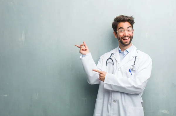 Young Friendly Doctor Man Grunge Wall Copy Space Pointing Side — Stock Photo, Image