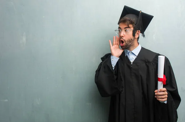 Jeune Homme Diplômé Contre Mur Grognant Avec Espace Copie Hurlant — Photo