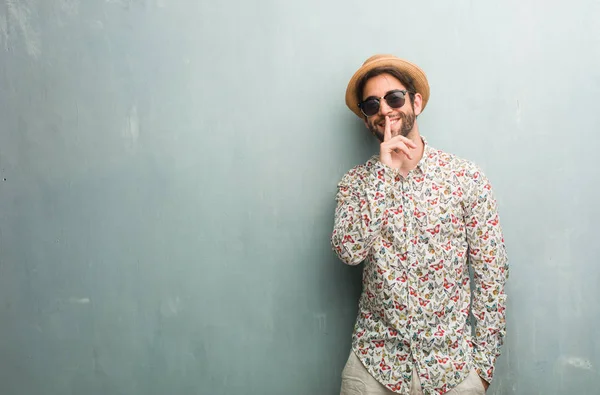 Joven Viajero Vestido Con Una Camisa Colorida Manteniendo Secreto Pidiendo — Foto de Stock