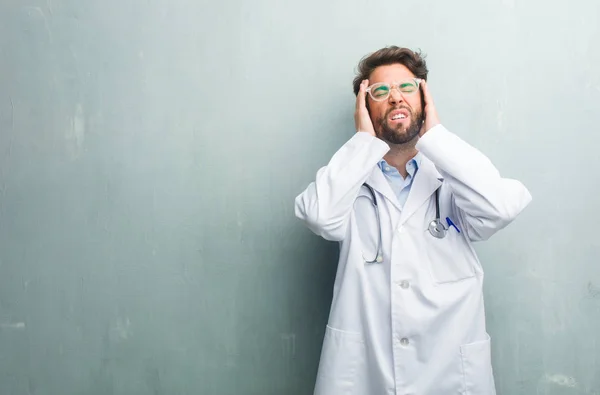Young Friendly Doctor Man Grunge Wall Copy Space Frustrated Desperate — Stock Photo, Image