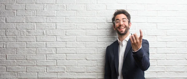 Άνθρωπος Νεαρός Φιλικό Επιχειρηματικό Προσκαλεί Έρθει Αυτοπεποίθηση Και Χαμόγελο Κάνοντας — Φωτογραφία Αρχείου