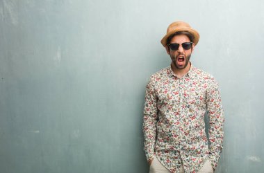 Kızgın, çığlık renkli bir gömlek giymiş genç yolcusu adam delilik ve zihinsel istikrarsızlık, ifade açık ağız ve gözleri yarı açık, delilik kavramı