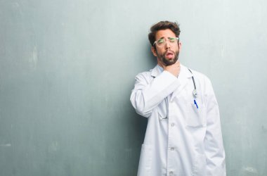 Genç dostu Doktor adam boğulmuş ve endişeli kopya alanı, endişeli duygu basınç, acı kavramı ile bir grunge duvara