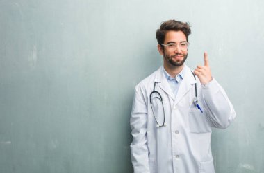 Genç dostu Doktor adam gösterilen bir numaralı simgesi sayma, matematik, kendinden emin ve neşeli kavramı kopya alanı ile bir grunge duvara
