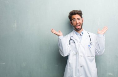 Kontrolden çıktı, özgürlük ve vahşi ifade etmek komik deli çığlık genç dostu Doktor adam deli ve umutsuz, kopya alanı ile bir grunge duvara