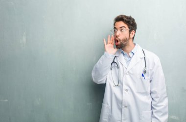 Genç dostu Doktor adam bir kopya alanı kızgın çığlık, delilik ve zihinsel istikrarsızlık, ifadesi ile bir grunge duvara açık ağız ve gözleri yarı açık, delilik kavramı