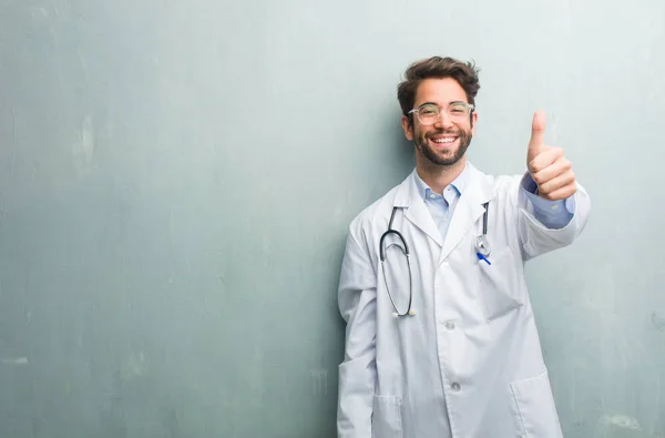 Young Friendly Doctor Man Grunge Wall Copy Space Cheerful Excited — Stock Photo, Image