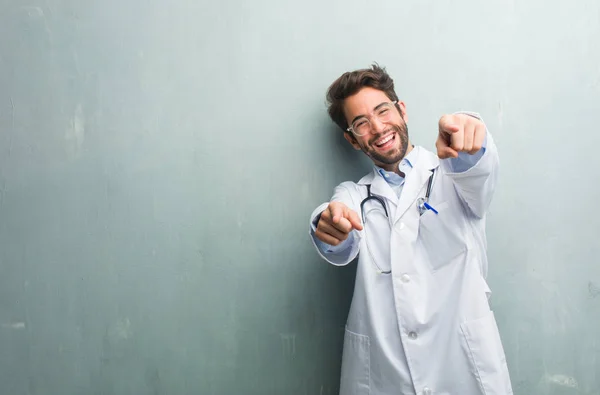 Mladý Přátelský Lékař Muž Grunge Zeď Mezerou Kopie Veselá Usměvavá — Stock fotografie