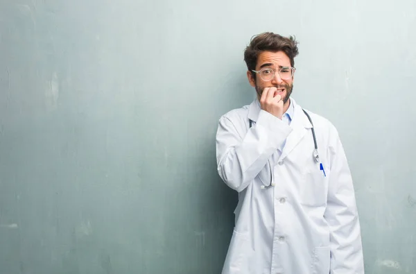 Jonge Vriendelijke Dokter Man Tegen Een Muur Van Grunge Met — Stockfoto