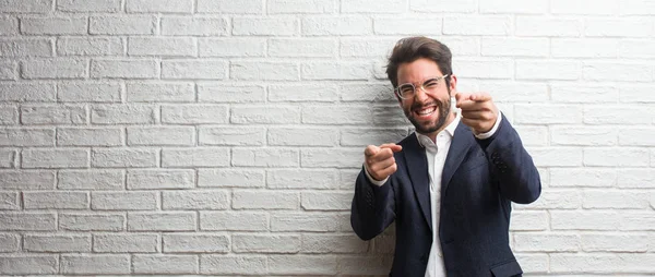 Giovane Uomo Affari Amichevole Allegro Sorridente Che Punta Verso Fronte — Foto Stock