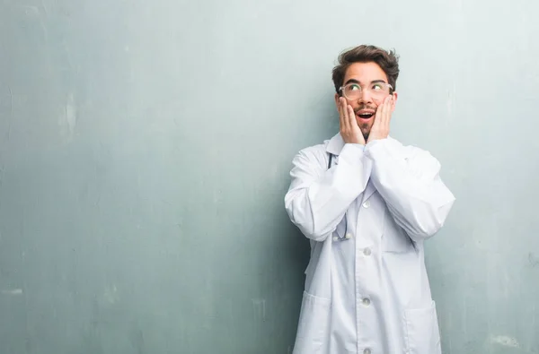 Young Friendly Doctor Man Grunge Wall Copy Space Surprised Shocked — Stock Photo, Image