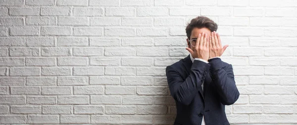 Young Friendly Business Man Looking Gap Hiding Squinting — Stock Photo, Image