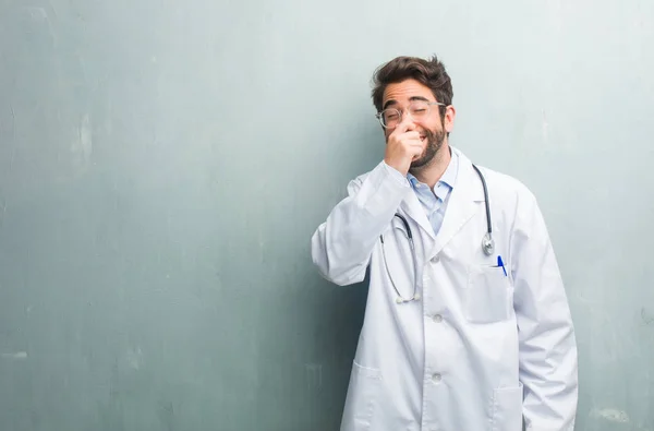 Jovem Médico Amigável Homem Contra Uma Parede Grunge Com Espaço — Fotografia de Stock