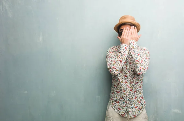 Homem Jovem Viajante Vestindo Uma Camisa Colorida Sente Preocupado Assustado — Fotografia de Stock