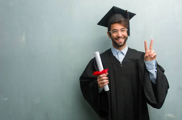 Joven Graduado Contra Una Pared Grunge Con Espacio Copia Que — Foto de Stock