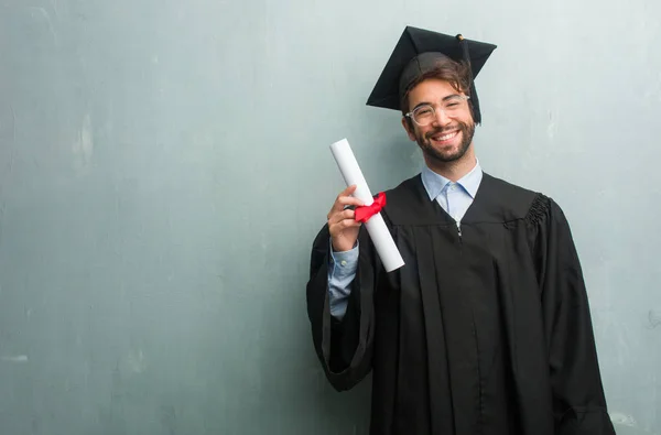 Joven Graduado Contra Una Pared Grunge Con Espacio Copia Alegre —  Fotos de Stock