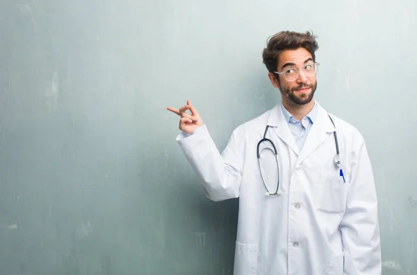 Young Friendly Doctor Man Grunge Wall Copy Space Pointing Side — Stock Photo, Image