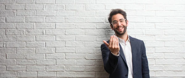 Young Friendly Business Man Inviting Come Confident Smiling Making Gesture — Stock Photo, Image