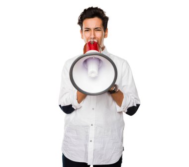 Genç bir megafon bağırarak