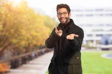 Genç adam bir şey teklif