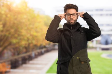 Genç adam konsantre ve ciddi