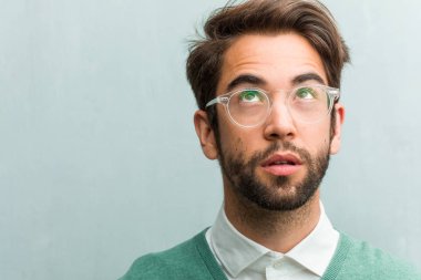 Ararken, bir şey eğlenceli düşünme ve bir fikir, hayal gücü, mutlu ve heyecanlı kavramı olan genç yakışıklı girişimci adam yüz portre