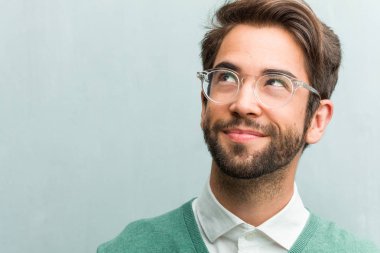 Ararken, bir şey eğlenceli düşünme ve bir fikir, hayal gücü, mutlu ve heyecanlı kavramı olan genç yakışıklı girişimci adam yüz portre