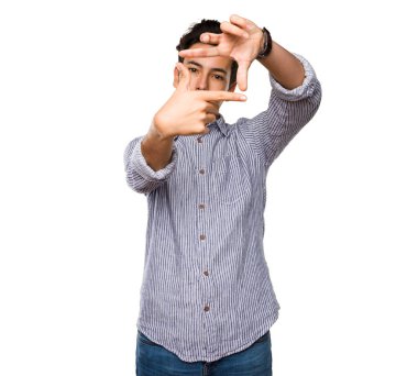 Genç çerçeve jest yapıyor