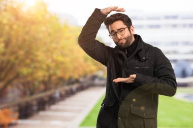 çerçeve hareketi yapan genç erkek