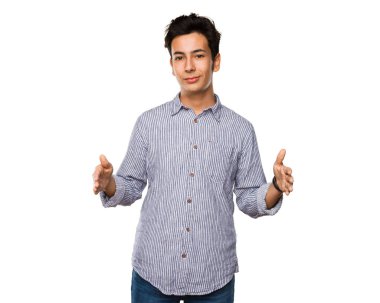 Beyaz arka plan üzerinde izole bir şey tutan genç