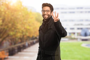 seri üç jest yapan genç erkek