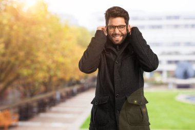 Genç adam kapsayan kulaklar