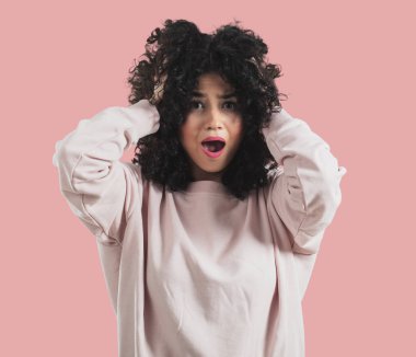 Genç kadın bir şey fark