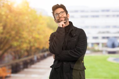 düşünme ve bir fikir olan genç adam