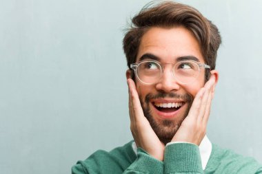 Kazanmak kavramı geniş gözlü, heyecanlı bir teklif veya yeni bir iş arıyorum şaşırttı ve şok, genç yakışıklı girişimci adam yüz portre