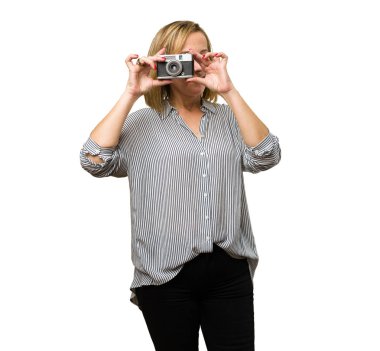 Sarışın Olgun kadın vintage kamerasını kullanarak