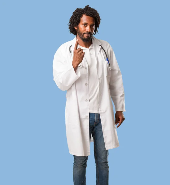 Bonito Médico Afro Americano Mostrando Número Símbolo Contagem Conceito Matemática — Fotografia de Stock