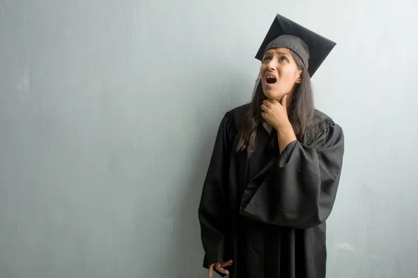 Jeune Indienne Diplômée Contre Mur Inquiète Débordée Anxieuse Sensation Pression — Photo