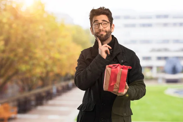 Joven Sosteniendo Regalo —  Fotos de Stock