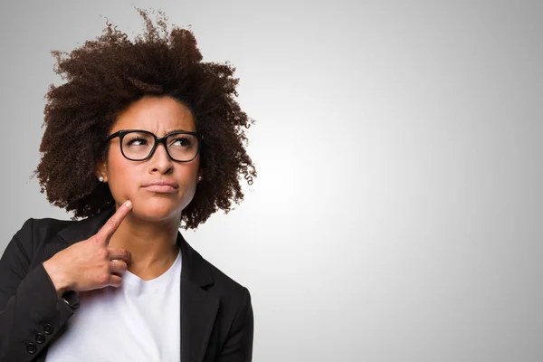 Negro Mujer Negocios Pensando Fondo Gris — Foto de Stock