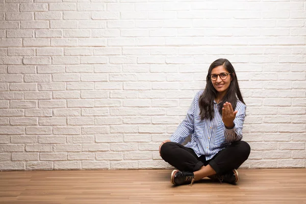 Jonge Indiase Vrouw Zitten Tegen Een Bakstenen Muur Uit Nodigen — Stockfoto