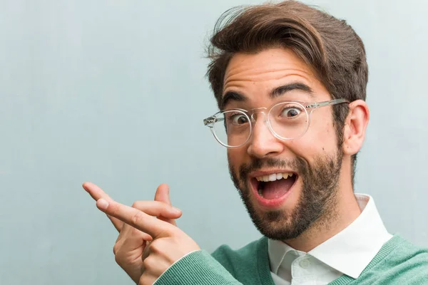 Young Handsome Entrepreneur Man Face Closeup Pointing Side Smiling Surprised — Stock Photo, Image