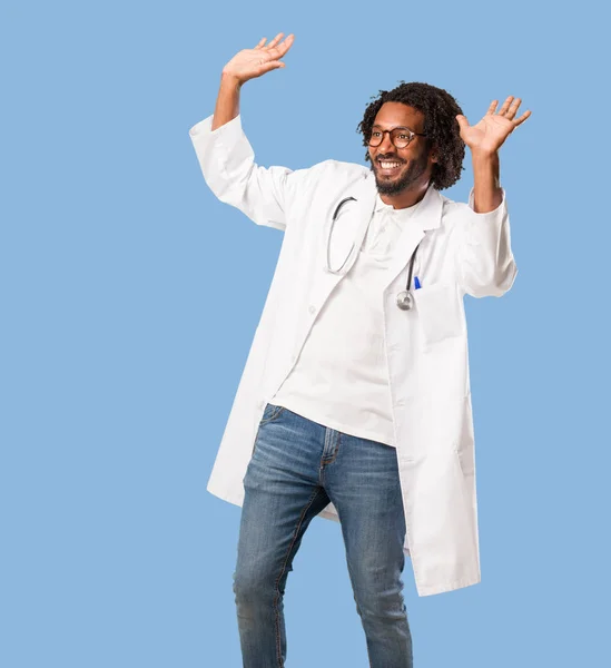 Красивий Афро Американський Лікар Слухати Музику Танцювати Отримувати Задоволення Рухатися — стокове фото