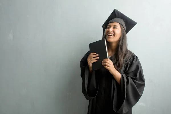 Jeune Indienne Diplômée Contre Mur Riant Amusant Étant Détendue Joyeuse — Photo