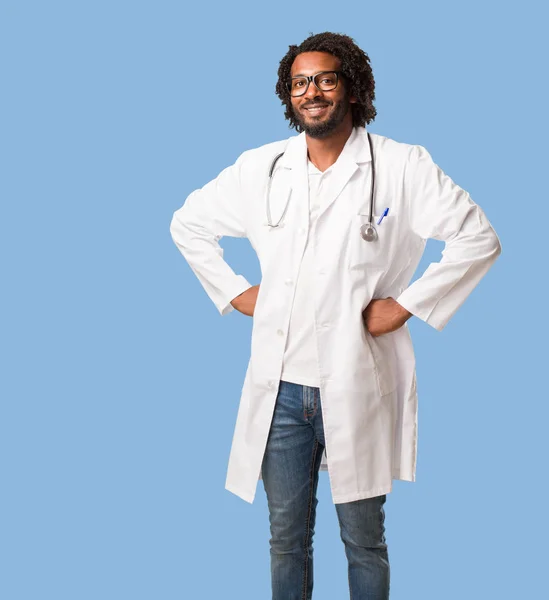 Médico Afro Americano Bonito Com Mãos Nos Quadris Relaxado Sorridente — Fotografia de Stock