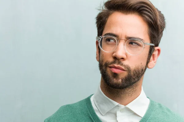 Junge Gutaussehende Unternehmer Mann Gesicht Nahaufnahme Zweifelnd Und Verwirrt Denken — Stockfoto