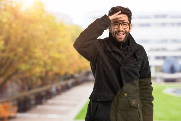 Ung Man Loooking Bort — Stockfoto