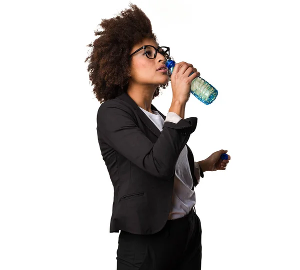 商业黑人妇女饮水 — 图库照片
